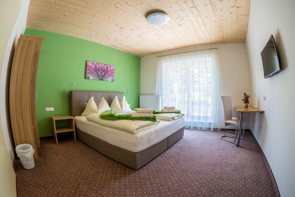 Gaestehaus Krappinger/Pizzeria Mamma Mia Ossiach Phòng bức ảnh